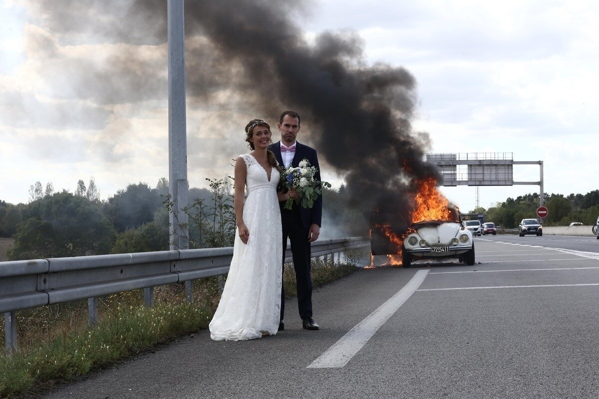 Молодожёны как ни в чём не бывало сфоткались y полыхающей машины и попали в огненный баттл фотошоперов.