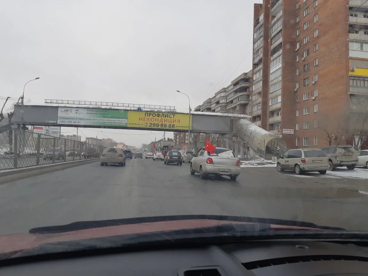 Если вы инвалид, то перебраться в Новосибирске с одной стороны улицы на другую вам не удастся.