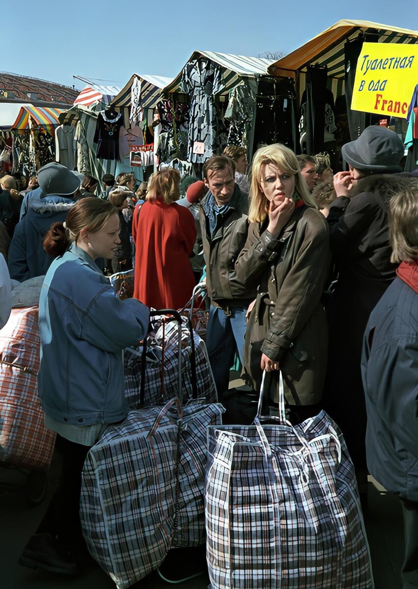 На рынке в Москве, 1990е. (с) Юрий Абрамочкин/russiainphoto.ru