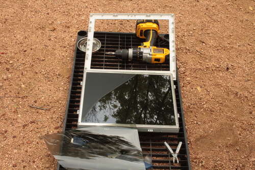 Большинство LCD мониторов имеет на стекле покрытие из двух пленок: поляризационную для фильтрации света, который вы не должны видеть и матовую антибликовую пленку. Антибликовая нам не нужна, а поляризационную мы используем в наших очках.
Самое время взять нож и вырезать пленки по самому краю экрана. Не бойтесь давить, метал не поцарапает стекло если на нём нет раличных крошек и пыли.

* Совет из комментариев: не у всех мониторов покрытие из двух пленок приклеено, на некоторых они просто наложены и если снять защитные металлические края матрицы то их можно просто снять без вырезания.



Затем стягивайте пленку с экрана. Не забудьте сохранить поляризационную пленку, так же запомните её ориентацию.




