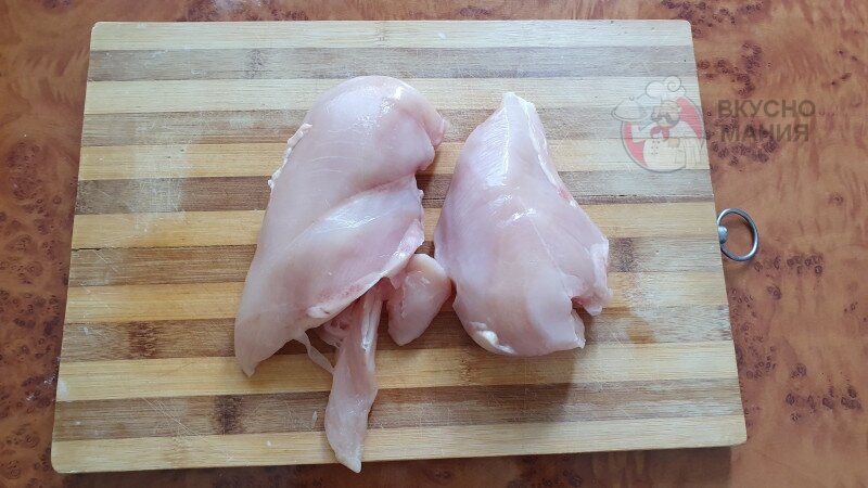 Курицу я не режу на кусочки сразу, делаю это после приготовления. Мариную именно целыми филешками.