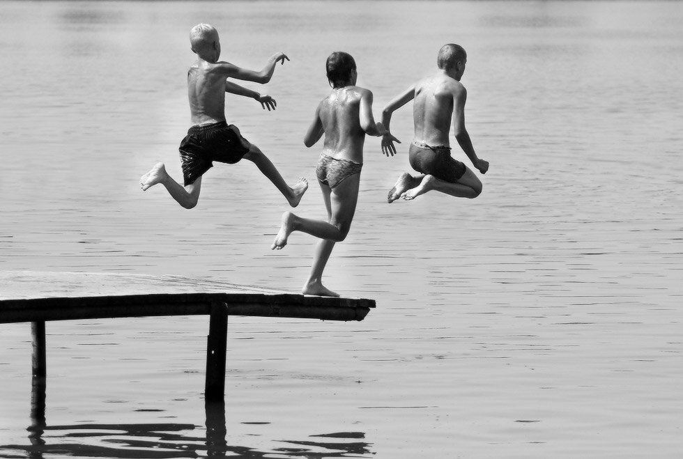 Мы едем на пляж на речку. Мальчишки прыгают в воду. Каникулы на речке. Дети прыгают в воду. Мальчик прыгает в воду.