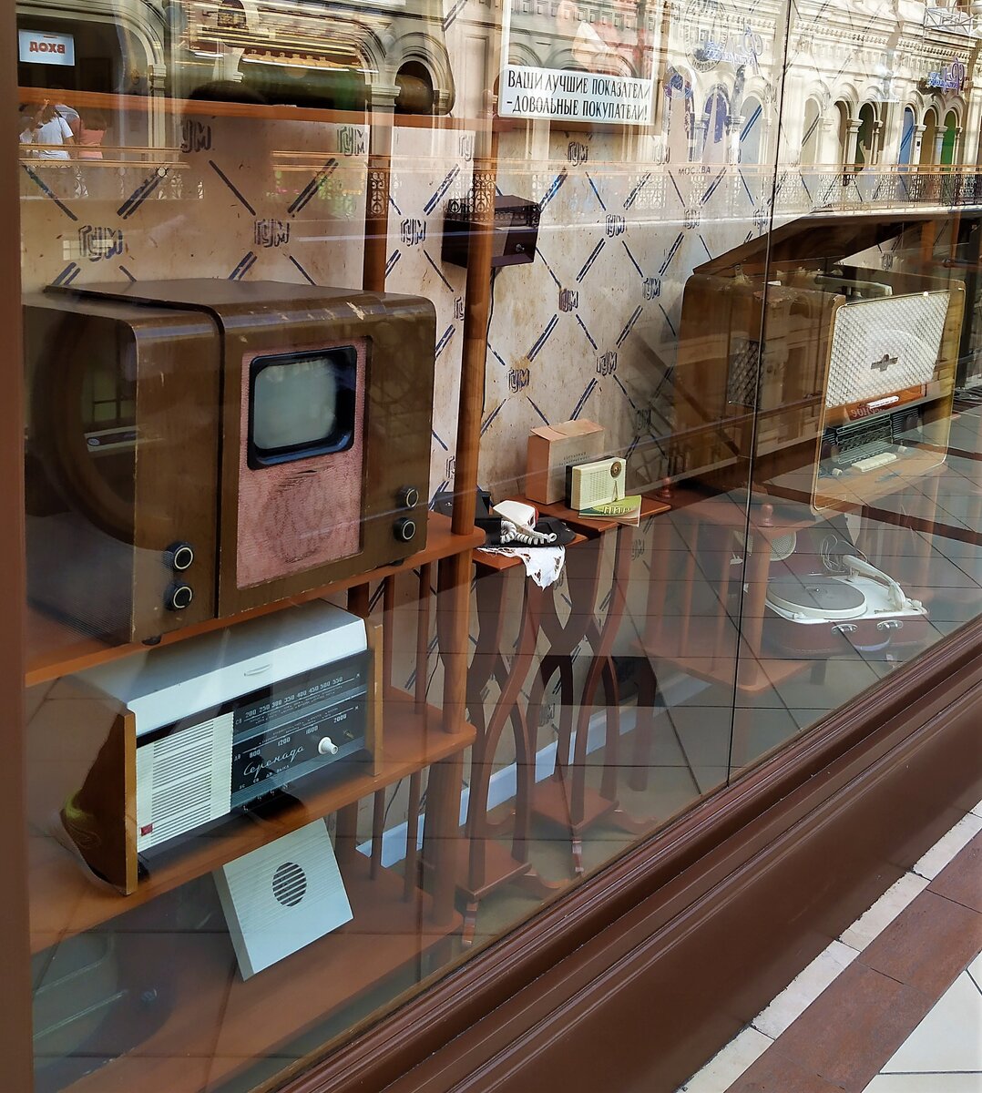 Витрины около столовой. ЛИСТАЙТЕ ГАЛЕРЕЮ