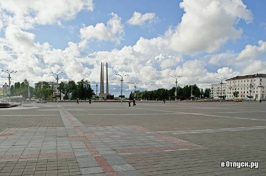 На площадь Победы в Витебске приехали автозаки и громкоговорящая установка. Фото