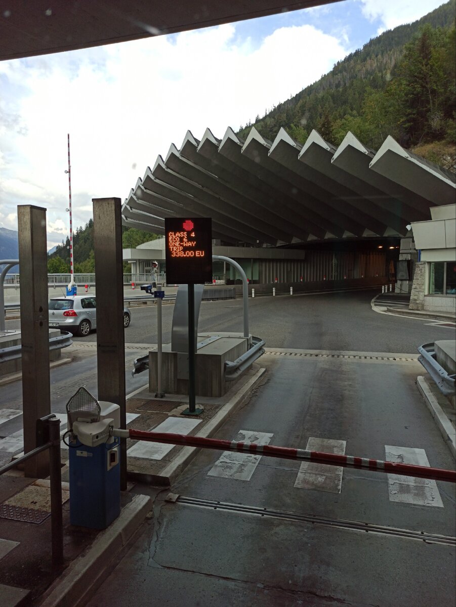 Въезд в тоннель со стороны Франции. Фото из личного архива. 