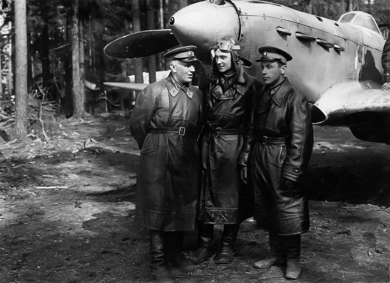 Летчики 3-го гвардейского авиационного полка 61-й авиабригады ВВС КБФ на фоне истребителя Як-1: гвардии капитан А.Ф. Мясников, Герой Советского Союза гвардии капитан Г.Д. Костылев, комиссар полка Исакович. 1942 год.