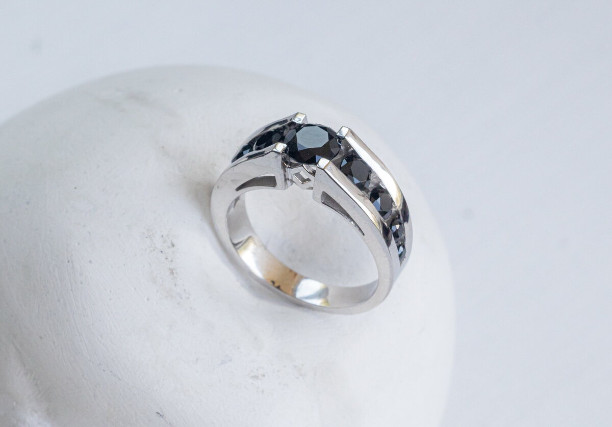 Мужское кольцо из белого золота и черной шпинели