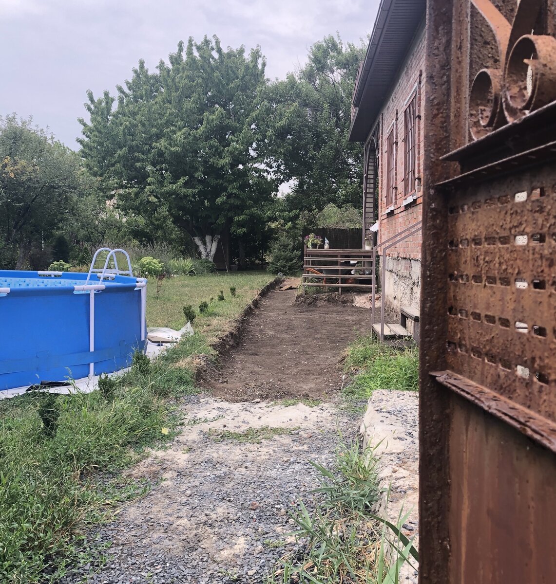 Копая траншею площадью 40 кв.м, мы вывезли примерно 16 тонн земли, на фото 70% работы по выкапыванию завершено