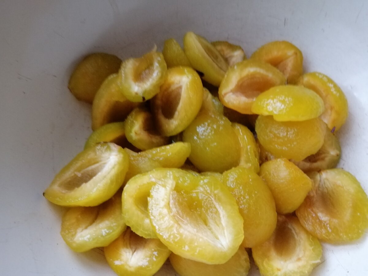 Очищенная слива - желтая. В конфитюре взяла общий цвет, но на несколько тонов светлее.