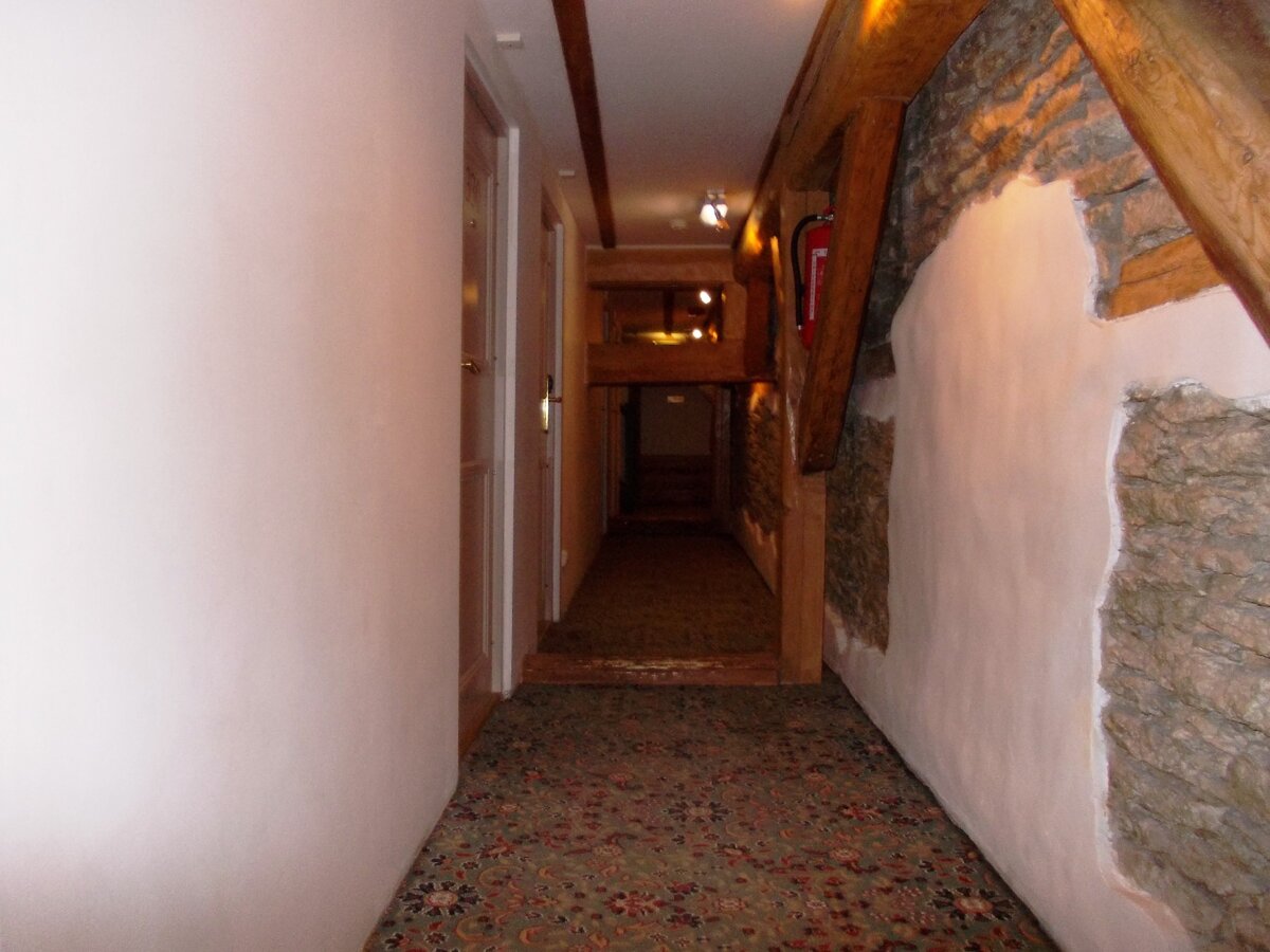 Коридор отеля. Балка впереди