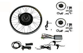 Сразу стоит сказать, что на рынке представлен готовый комплект, состоящий из двигателя и необходимого для его установки на велосипед оборудования. Готовое решение для тех, кто хочет велосипед с мотором, но не готов самостоятельно изготавливать необходимый крепеж и думать над выбором наиболее подходящего двигателя. Более подробно углубляться в характеристики данного изделия, скорее всего не стоит - все указано на сайте производителя .Пред теми же, кто считает, что покупать готовое решение по меньшей мере не спортивно, на первом этапе встает, пожалуй главный вопрос: какой двигатель лучше выбрать? Чаще всего для решения поставленной задачи применяют бензиновые двигатели от обычных бытовых газонокосилок (триммеров). При этом не стоит забывать, что в газонокосилках устанавливают двигатели разной мощности, что немаловажно при установке на велосипед. Например, двигатель мощностью в 1 л.с. вряд ли сможет сдвинуть велосипед с места - ему нужно будет помогать педалями. Да и при движении в подъем совсем забыть про педали не получится. В то время, как двигатель мощностью 2 л.с. уже способен преодолевать подъемы и разгонять велосипед без дополнительного вращения педалей. Естественно, что чем мощнее двигатель - тем он тяжелее и больше.ТриммерДля установки на велосипед иногда используют двигатели от бензопилы. В этом случае при выборе также стоит руководствоваться его мощностью, весом и размерами.БензопилаЧитатель, конечно может удивиться: "Как это двигатель от пилы или триммера, да на велосипед? Он же очень шумный." И будет абсолютно прав: при движении с включенным двигателем насладиться пением птиц никак не получится.Конечно же можно использовать различные варианты двигателей. Например, неплох будет старый советский Д6, который можно найти на барахолке или какой-нибудь двигатель от китайских скутеров с встроенным вариатором.Привод
Каталог электровелосипедовНаборы для самостоятельной сборки
Чаще всего для передачи вращения от двигателя к колесу используется ремень. Для этого необходимо изготовить соответствующий шкив на двигатель, а в качестве ведомого шкива можно использовать обычный велосипедный обод на пару дюймов меньше, чем обод колеса велосипеда.Вот в общем то и все, что можно рассказать в общих чертах про изготовление велосипеда с мотором. Остальные технические решения зависят от типа выбранного двигателя, велосипеда, типа привода и других конструктивных особенностей. В общем, во время установки двигателя Вам придется немало подумать и сделать своими руками.Примерный бюджет проекта складывается из следующих составляющих:Двигатель: 3 000 - 30 000 руб.;
Шкивы: 300 - 5 000 руб.;
Приводной ремень и ролик-натяжитель: 500 - 5000 руб.;
Элементы крепления: 100 - 5 000 руб.
Таким образом, как Вы видите сделать из велосипеда мопед - не такое уж и дешевое удовольствие и в некоторых случаях целесообразно купить готовый мотор для велосипеда или вообще мопед.