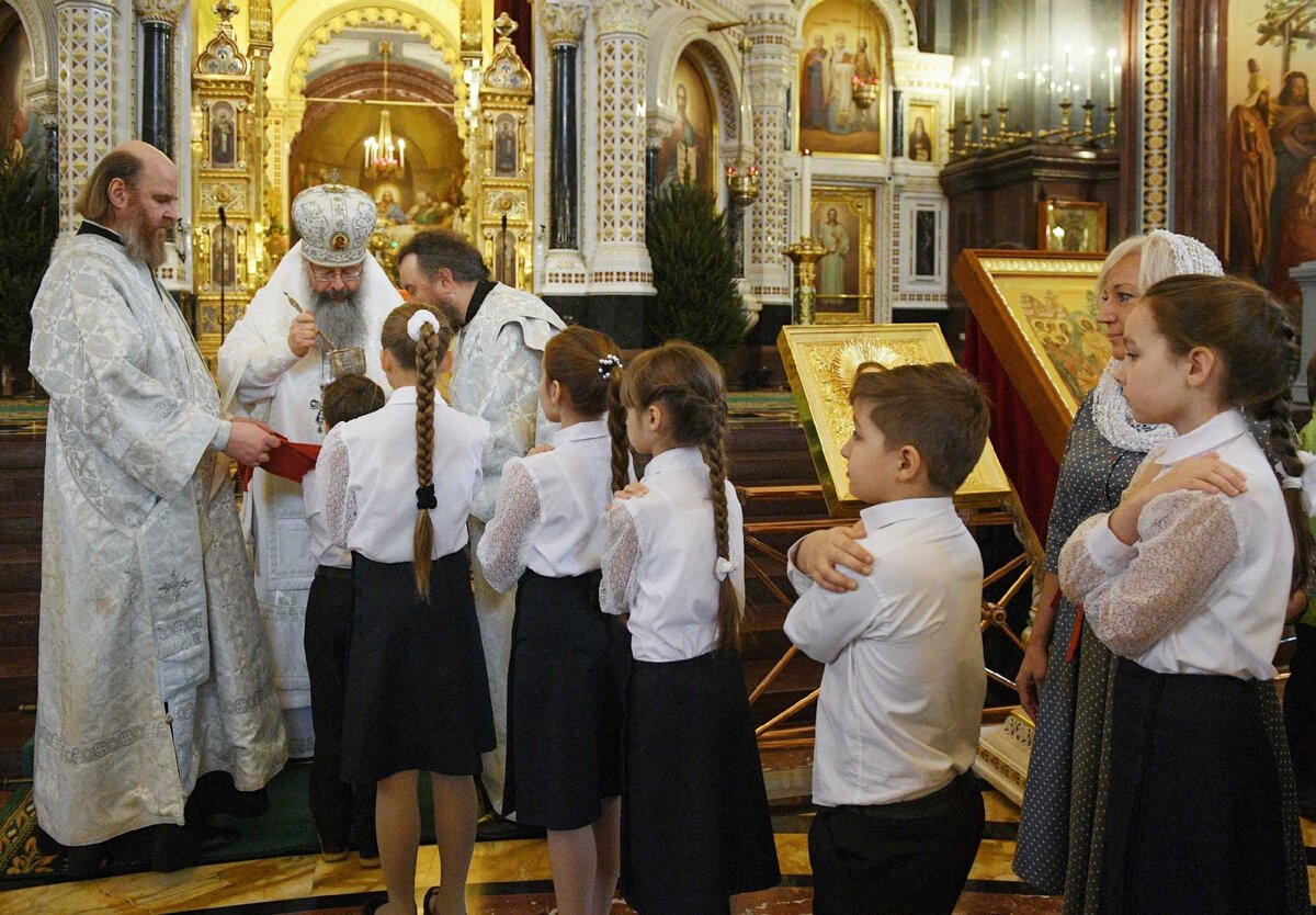 И у детей есть Ангел-хранитель. Из архива сайте Патриарха Московского и Всея Руси. https://foto.patriarchia.ru/news/patriarshee-sluzhenie-v-rozhdestvenskiy-sochelnik-v-khrame-khrista-spasitelya-khirotoniya-arkhimandrita-leonida-soldatova-vo-episkopa-alapaevskogo/ 

