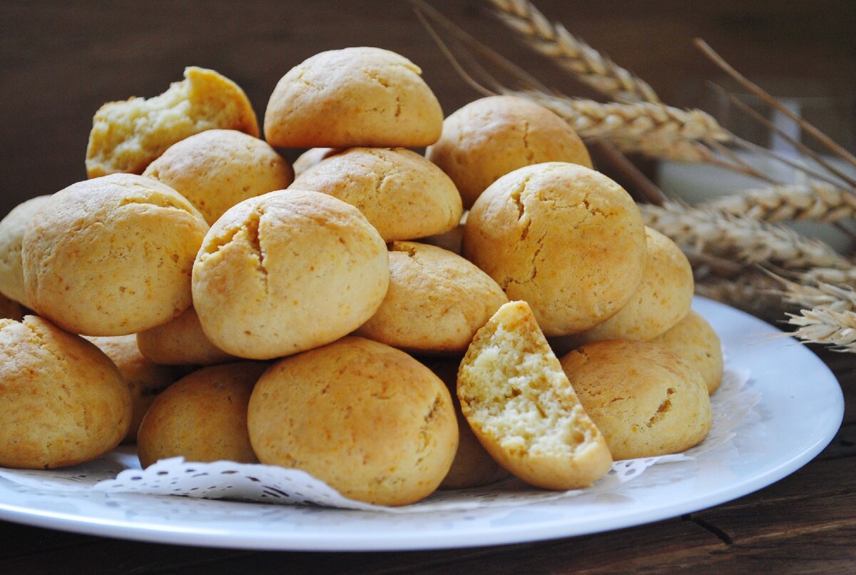 Рецепт мягкого медового печенья на сметане, на приготовление которого уйдёт очень мало времени. 