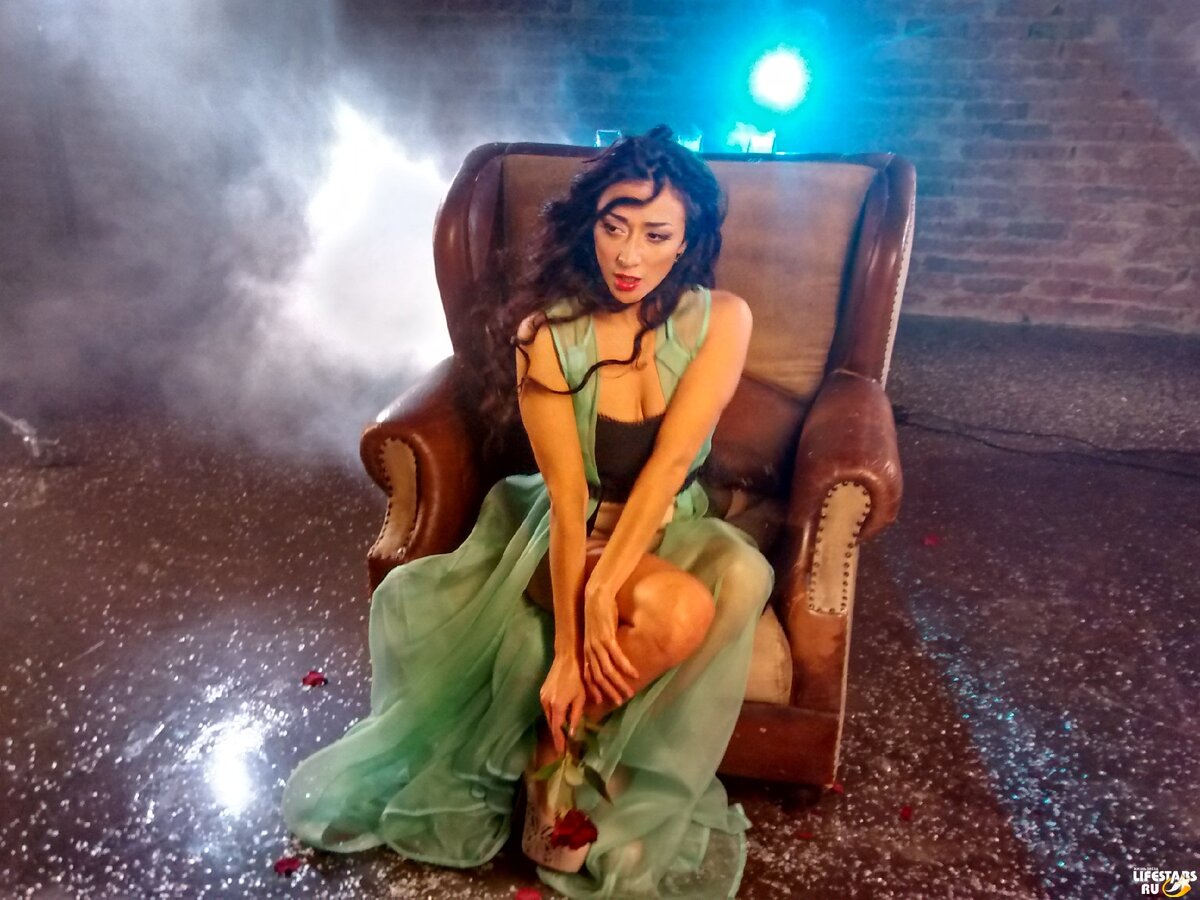 мультик софия прекрасная. софия прекрасная эмбер бабочка. королева миранда из софии прекрасной. софия рейес в клипе muevelo. софия прекрасная миранда.