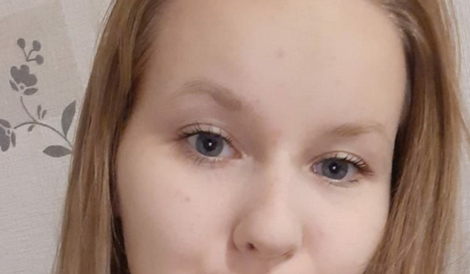 Пример макияжа на девушке и бледным лицом и светлыми волосами, который не подойдет для брюнетки. 