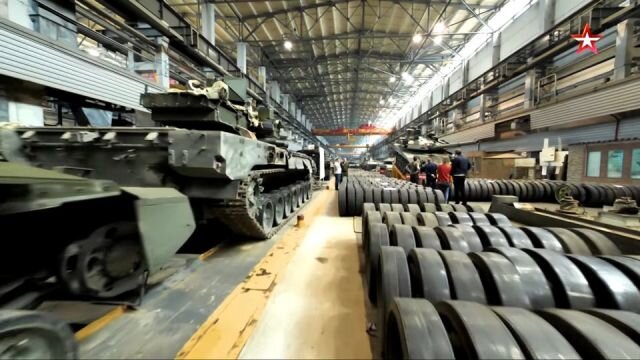 Сборка на головном предприятии АО "НПК "Уралвагонзавод" в Нижнем Тагиле техники на тяжелой платформе "Армата" (танков Т-14, тяжелых БМП Т-15 и БРЭМ Т-16) для опытно-войсковой эксплуатации по контракту 2015 года с Министерством обороны Российской Федерации (с) кадр репортажа телеканала "Звезда"