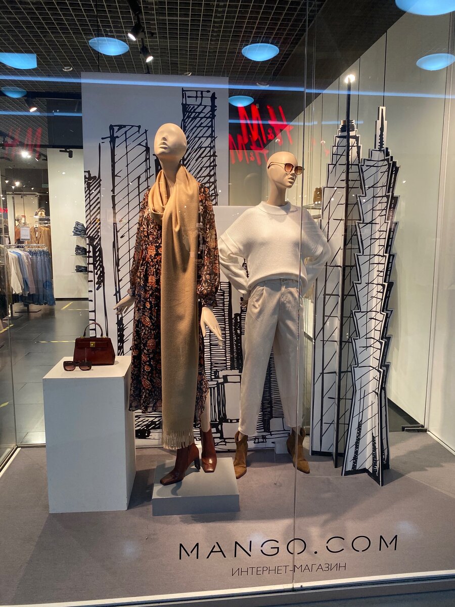 Фото автора (витрина магазина Mango)