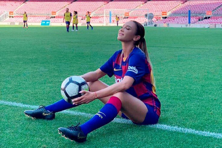 А потом заставила чемпиона мира танцевать под «Мало половин». 
