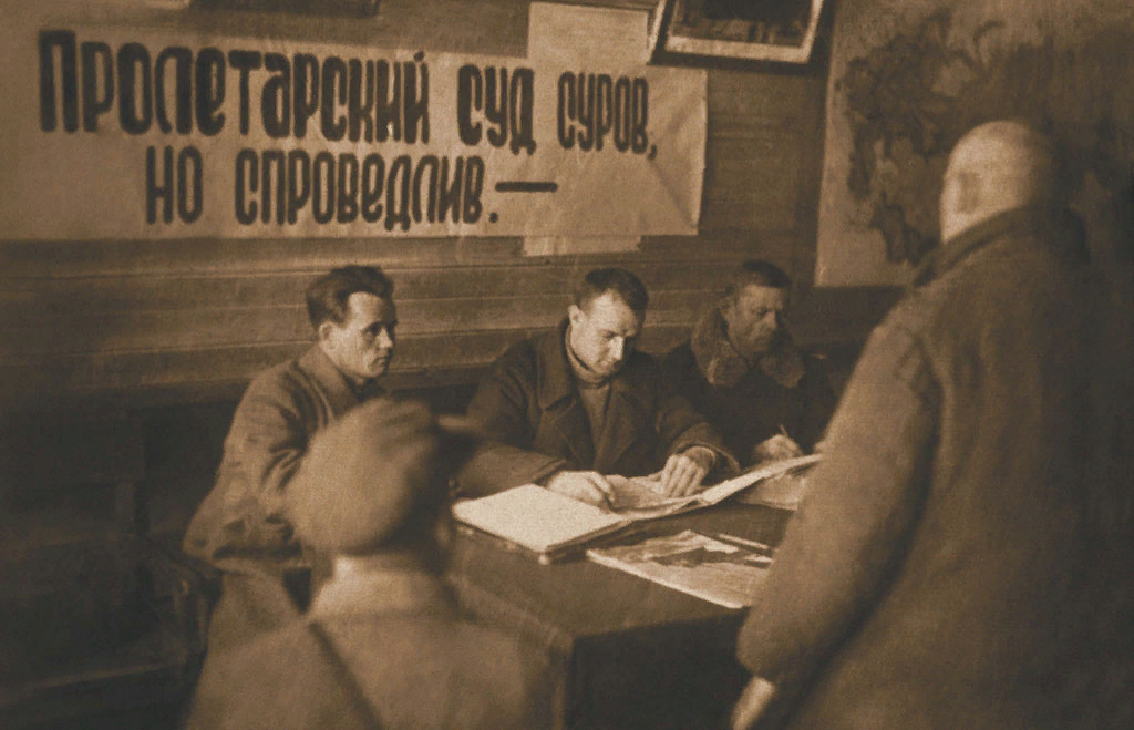 Источник. https://www.advokat-sarkisov.ru/upload/medialibrary/739/sud_trojka_NKVD.jpg