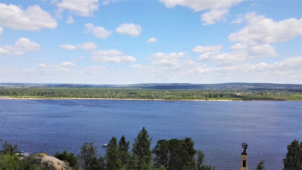 Волга-матушка никого не оставляет равнодушным. Поистине великая река. В правом нижнем углу виден памятник Волжской Булгарии