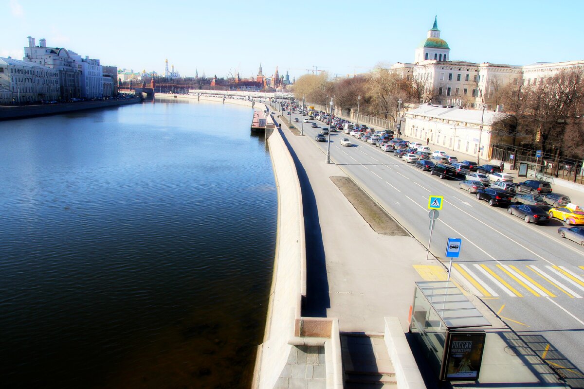 Большой Устьинский мост в Москве. Устьинская набережная Москва. Вид на Кремль с Устьинского моста.