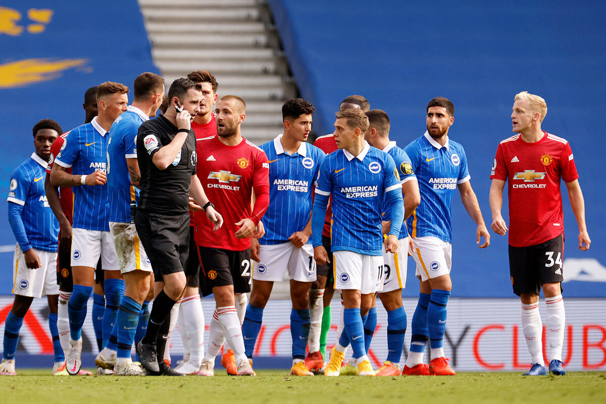 Рефери Крис Кавана обсуждает назначение пенальти в ворота Брайтона