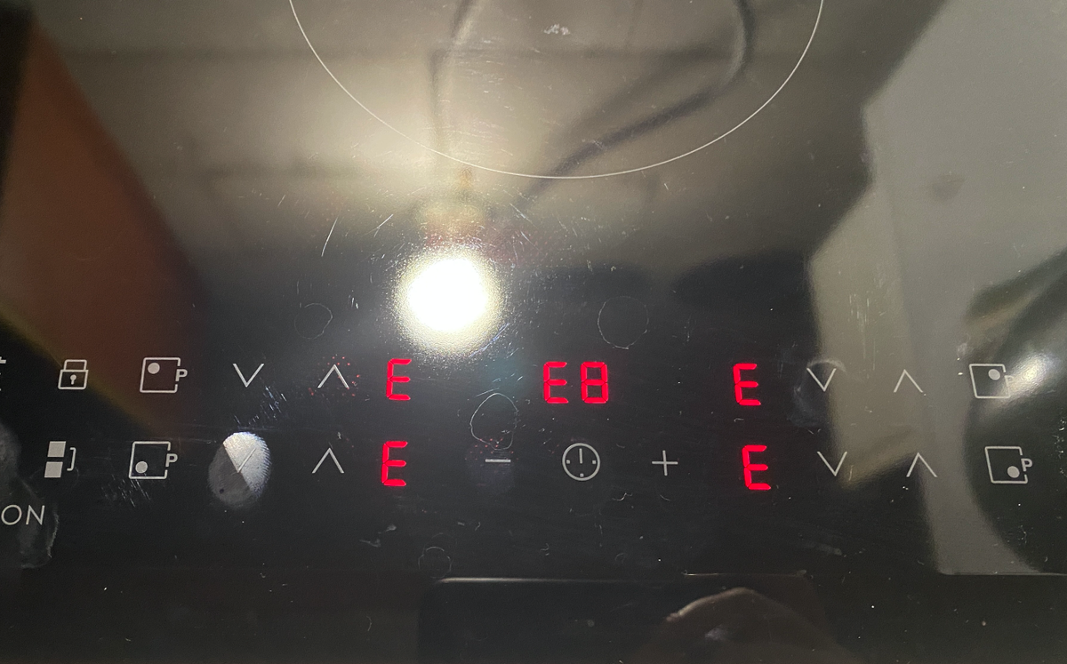 Панель выключалась, при повторной попытке включить появлялись эти кракозябры.