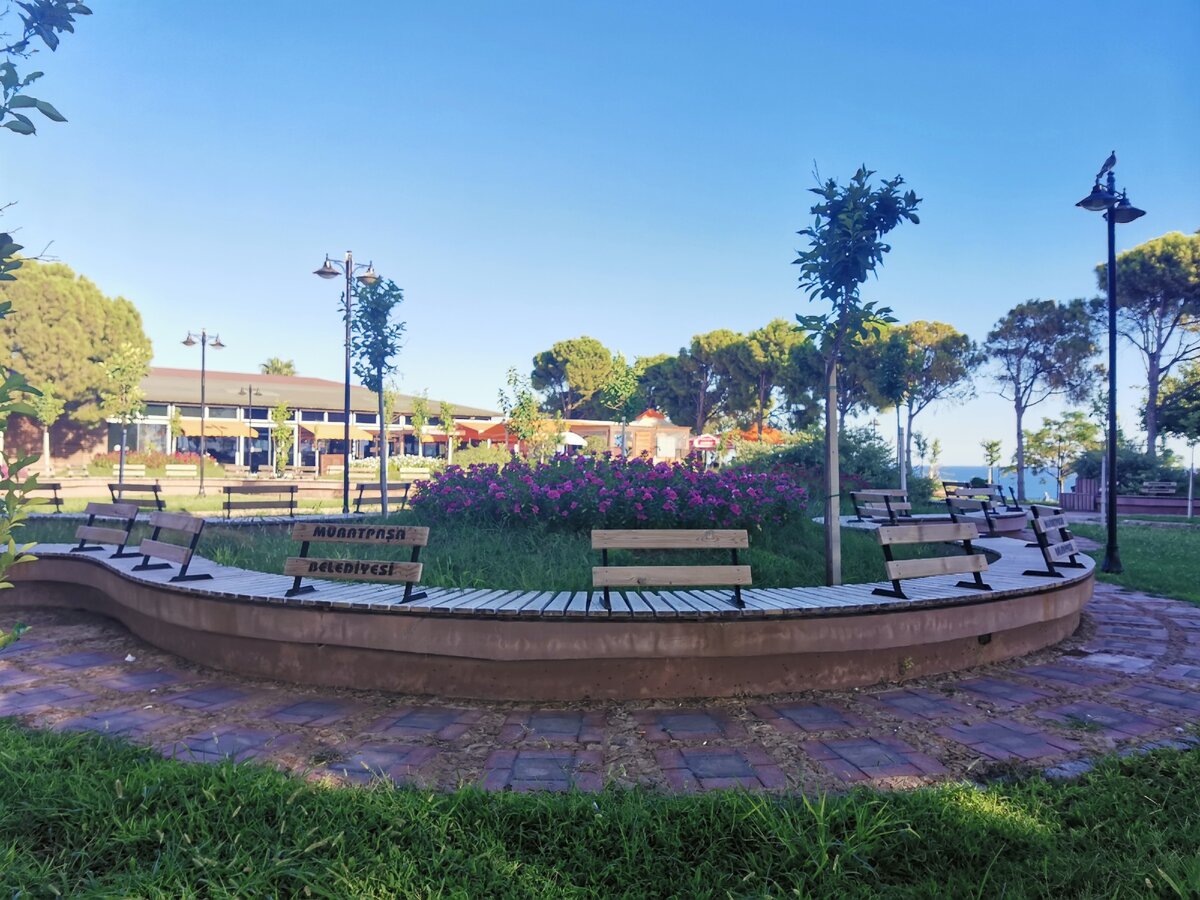 Установленные скамейки и с соблюдением дистанции