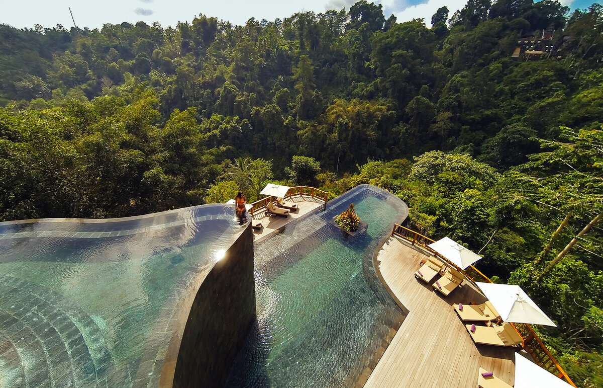 Бассейн отеля "Ubud Hanging Gardens" с видом на горы, покрытые джунглями