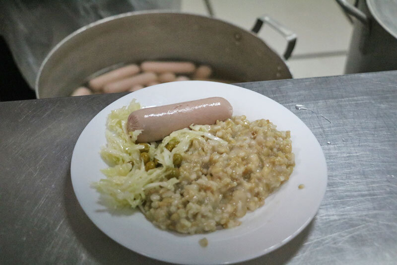 Плохой обед. Ужасная еда в школьной столовой. Невкусная еда в школьной столовой. Отвратительная еда в школе. Отвратительная еда в школьной столовой.