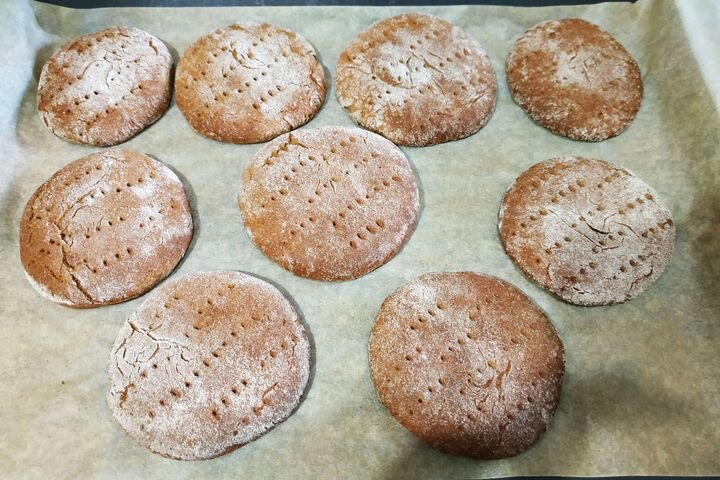 Ржаные лепёшки по ГОСТУ В духовке. Каковы форма и поверхность ржаной лепешки. Ржаная лепешка Коломенское. Ржаные лепёшки на кефире в духовке рецепт.