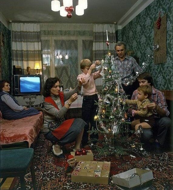 А также наряжать ёлочку, конечно!