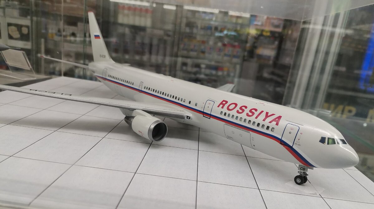 Самолёт, как настоящий. Разве можно такое самостоятельно склееть? 