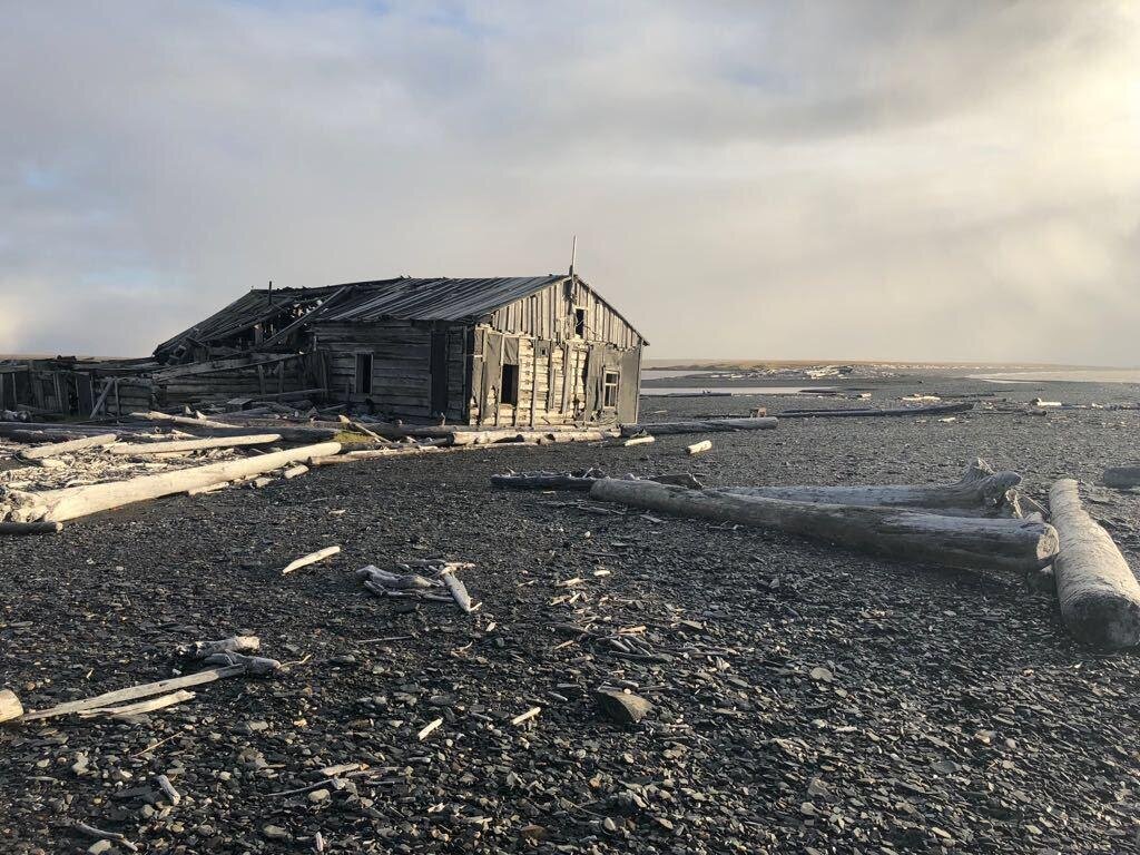 Дом на берегу земли России.