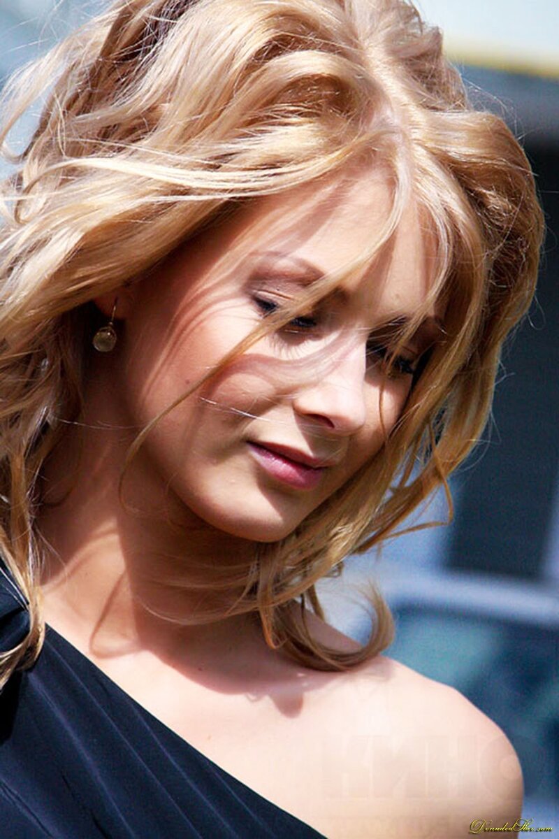 Мимо такой  девушки не пройдёшь