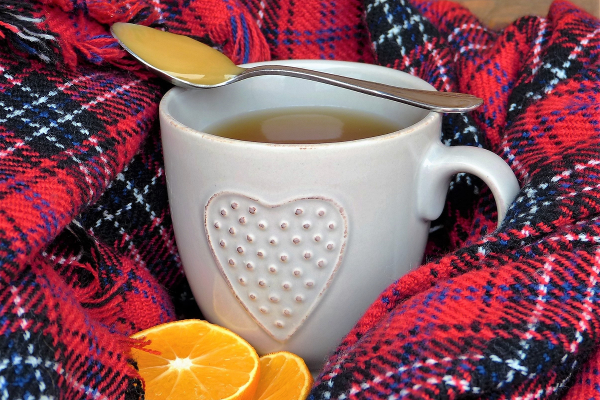 Чай с имбирем, витамин С, мед — будет лучшим помощником, но на первоначальной стадии, есть более эффективное средство