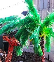 Пальма и жираф из пластиковых бутылок