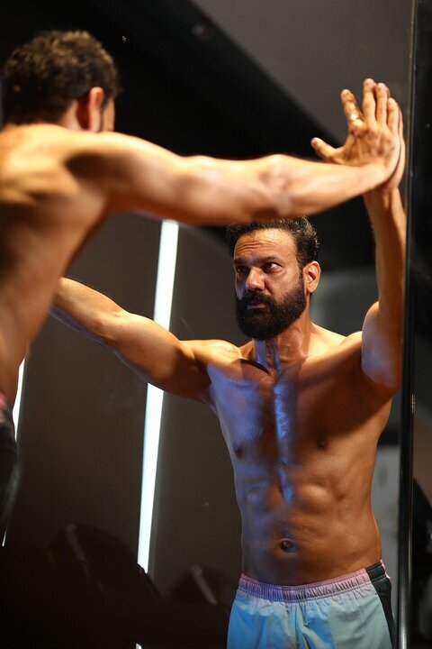 

Генетический максимум. Ваш предел мышечного роста
Читайте также:
Лучший вариант разводки для массы грудных
Включи режим набора массы
В конечном счете человек рано или поздно упирается в своей генетический потолок, прыгнуть выше которого уже фактически невозможно. Если говорить прямо, то способ преодолеть этот рубеж все-таки существует, однако если говорить о натуральном тренинге, без использования запрещенных препаратов, то здесь у каждого человека есть вполне четкий предел.

Как определить ваш генетический максимум
Каждого человека интересует, каков же его генетический максимум, который он может достичь путем натуральных тренировок. Во-первых, стоит сказать, что генетический потолок у каждого человека индивидуален и назвать точные цифры, которые подойдут абсолютно всем, попросту невозможно.

Во-вторых, когда речь идет о генетическом пределе, подразумевается форма человека в состоянии с минимальным количеством подкожного жира. Как вы понимаете, набрать жировую массу можно практически в неограниченном количестве: этот материал человеческое тело запасает гораздо охотнее, чем мышцы.

Генетический максимум. Ваш предел мышечного роста
Тем не менее, приблизительно определить свой генетический максимум можно. Для этого лично я использую следующую формулу:

180-100+k
k –коэффициент, который зависит от вашего типа телосложнения.
k=10 для эктоморфов,
k=20 для мезоморфов и эндоморфов.
Таким образом, человек с ростом 180 сантиметров может достичь формы максимум в 90-100 килограмм, в зависимости от телосложения. Повторю то, что уже было сказано выше: речь идет об относительной сухой массе.

Как определить свой тип телосложения? Легче всего сделать это, изучив ширину ваших костей. Эктоморфы обладают очень тонкими костями, узкой грудной клеткой, узкими плечами. При этом их конечности могут быть достаточно длинными. Я думаю, что каждый человек и так знает, к какому типу телосложения он относится.

Еще раз повторю, что данный подсчет весьма и весьма приблизителен. Не стоит принимать его за чистую монету — лишь за некий примерный ориентир.

Если Вам понравилась данная статья, подпишитесь на мой блог и поставьте лайк! Так Вы очень сильно поможете его развитию.