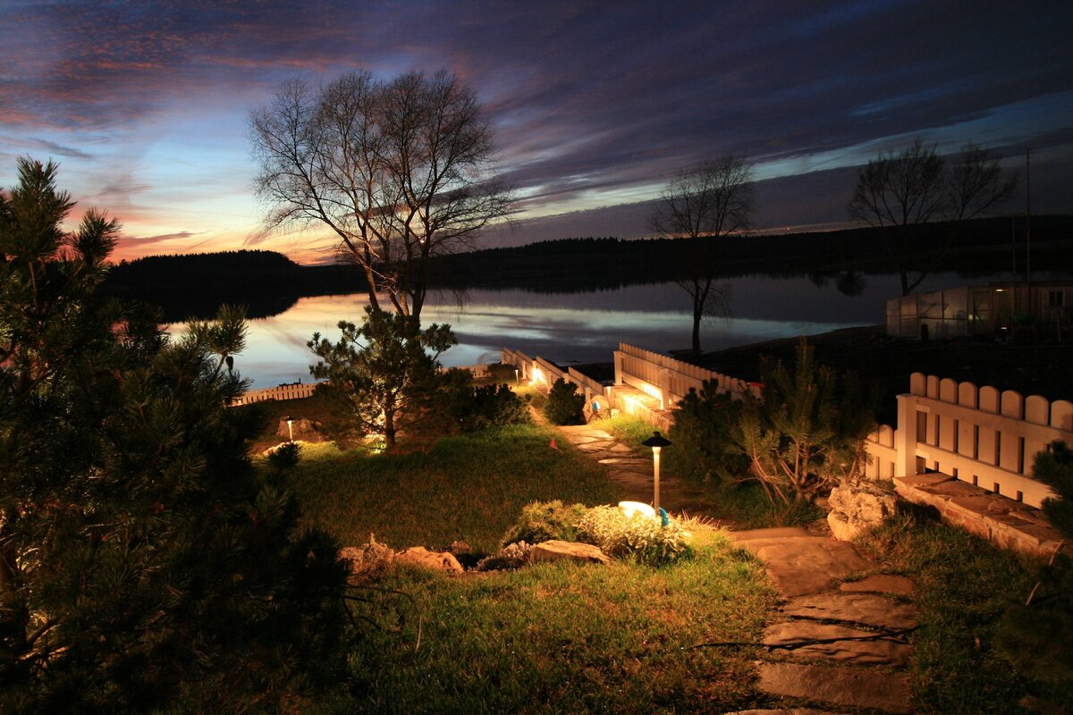 Дом у озера. Великолепная подсветка ландшафта на 36 соток
