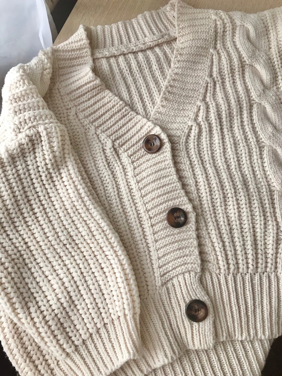 Он достаточно широкий, за счёт толстой вязки и нитей он ещё и объемный, поэтому если вы планируете носить его под верхнюю одежду, она должна быть размера на 3 больше вашего размера точно. Для вашего же комфорта😊