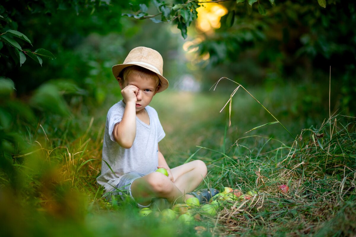 Таким образом ребенок пытается размять уставшие мышцы век.