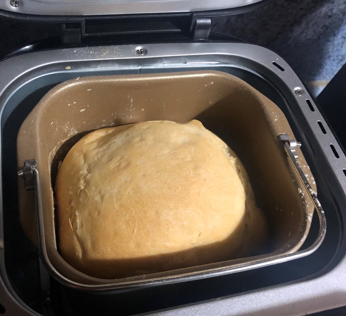 Оставляю хлеб в печке на 5 минут, а потом достаю. Так он точно не повредится от вытаскивания ножа