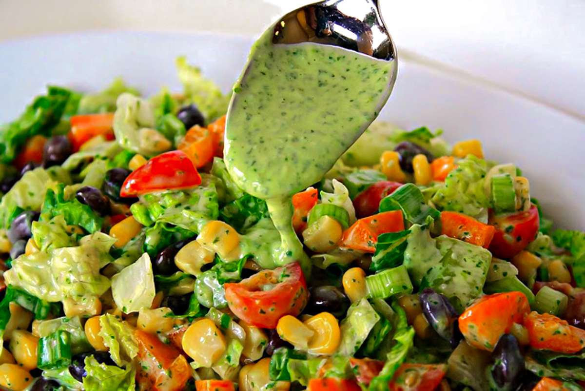 Овощной фитнес-салат с соусом из авокадо 