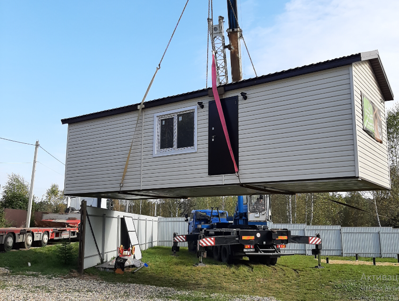 Процесс установки готового мобильного дома на участке заказчика. Источник изображения: https://мобилдом.рф/ 