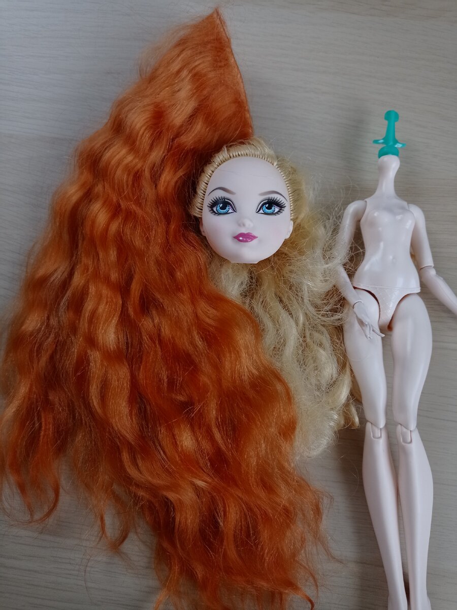 Примерка рыжих волос - они идеально сочетаются со светлым скинтоном куклы