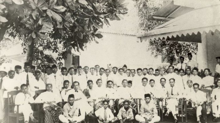 28 октября 1928 напротив здания IC, Jl. Kramat 106, Джакарта, Индонезия. Фото: https://kaltim.tribunnews.com/2018/10/28/sejarah-sumpah-pemuda-kongres-pemuda-i-belum-bisa-menyatukan-persatuan-indonesia?page=all.