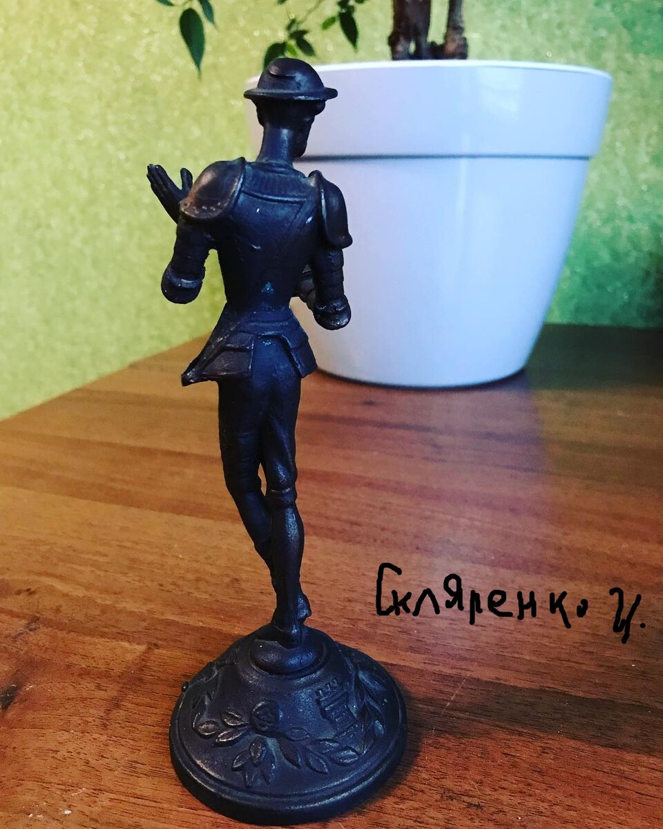 Задний вид статуэтки Дон Кихот 