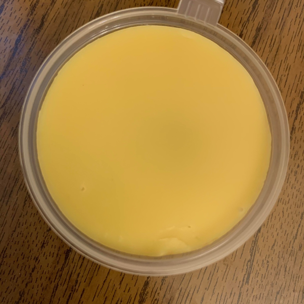 Она твердая,но при контакте (тепло от рук) плавится