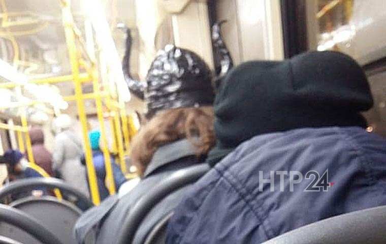 Прохожие заметили женщину с рогами 