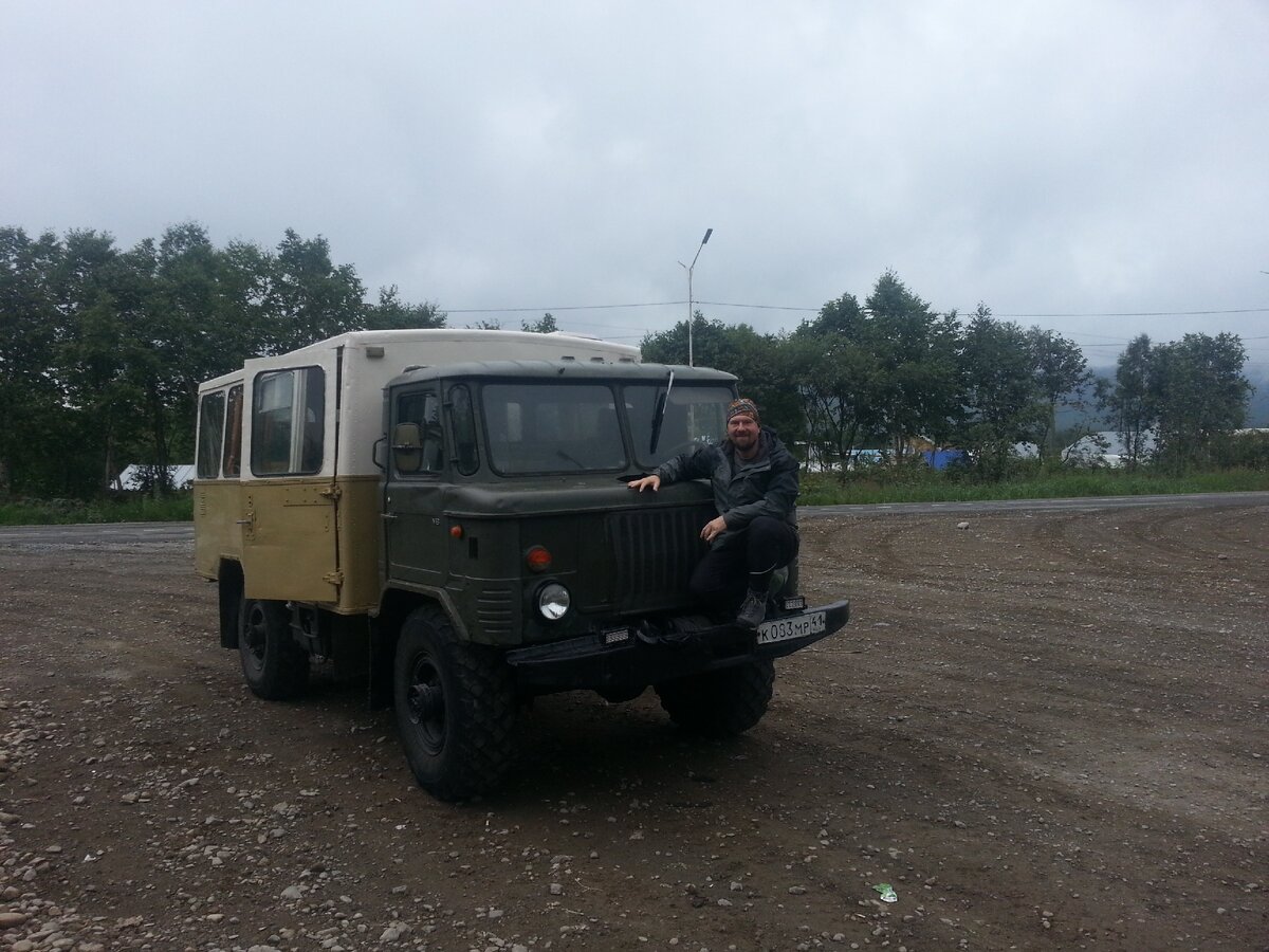 Стандартный ГАЗ 66 (Шишига). Очень удобно забрасывать на нем туристов .